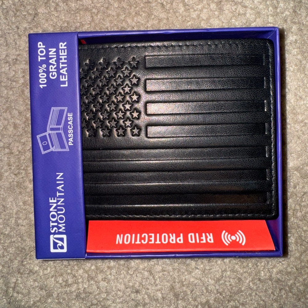 Men’s Stone Mountain black American flag leather wallet. new in box